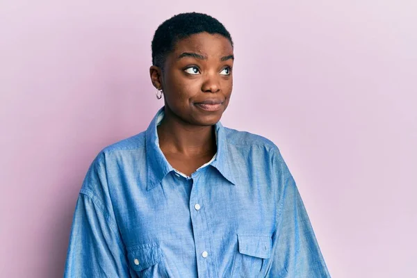 Jovem Afro Americana Vestindo Roupas Casuais Sorrindo Olhando Para Lado — Fotografia de Stock