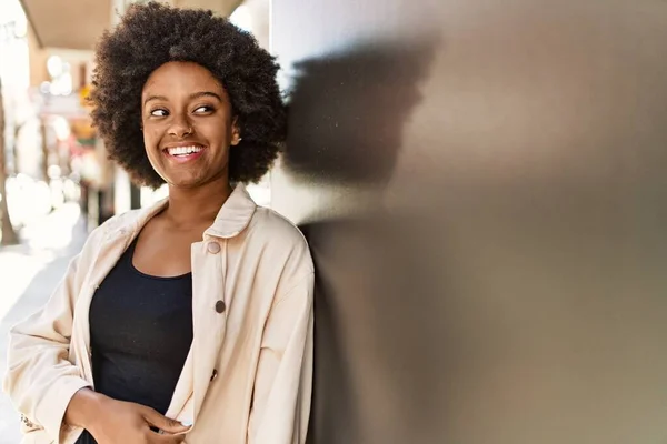 Ung Afrikansk Amerikansk Flicka Ler Lycklig Stående Vid Staden — Stockfoto