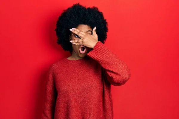 Jovem Afro Americana Vestindo Roupas Casuais Óculos Espreitando Choque Cobrindo — Fotografia de Stock