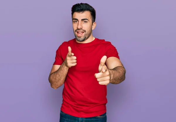 Hispanics Mann Mit Bart Trägt Ein Lässiges Rotes Shirt Und — Stockfoto