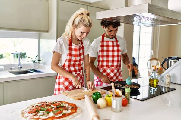 Unga Par Ler Glad Matlagning Med Stekpanna Köket — Stockfoto