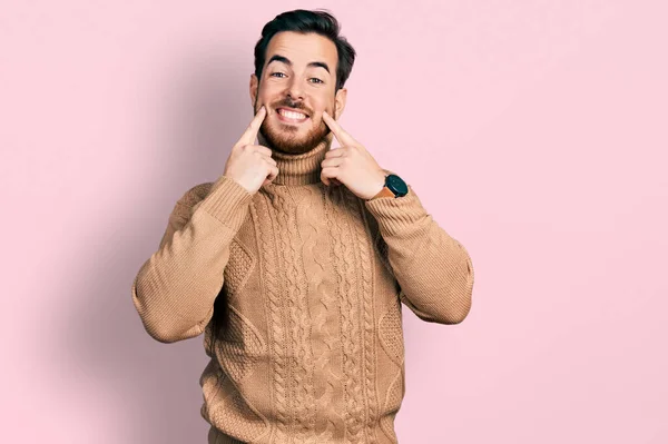 Jovem Hispânico Vestindo Roupas Casuais Sorrindo Com Boca Aberta Dedos — Fotografia de Stock