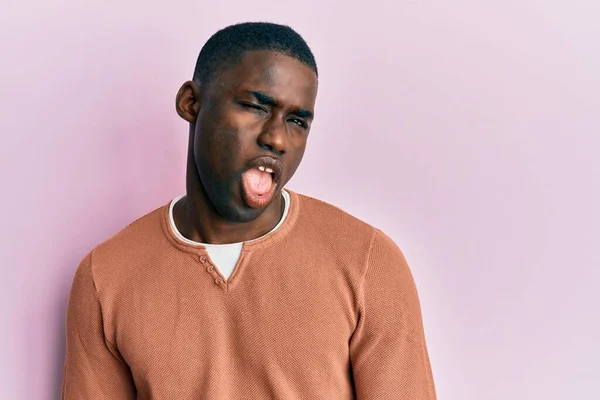 Joven Hombre Afroamericano Vistiendo Ropa Casual Guiño Mirando Cámara Con — Foto de Stock