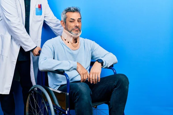 Hombre Guapo Mediana Edad Con Cabello Gris Silla Ruedas Con — Foto de Stock