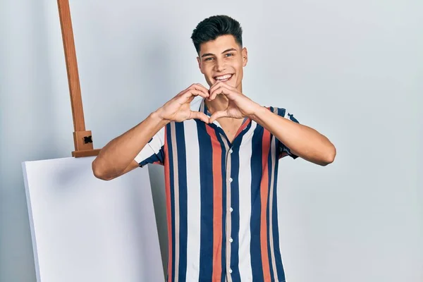 Genç Spanyol Bir Adam Boş Tuvalin Yanında Durmuş Aşkla Gülümsüyor — Stok fotoğraf