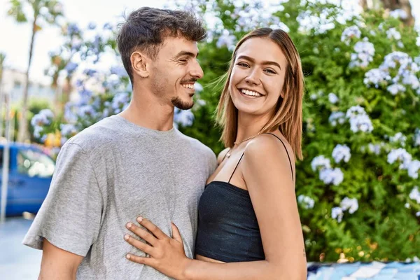 Joven Pareja Hispana Sonriendo Feliz Abrazándose Pie Ciudad —  Fotos de Stock