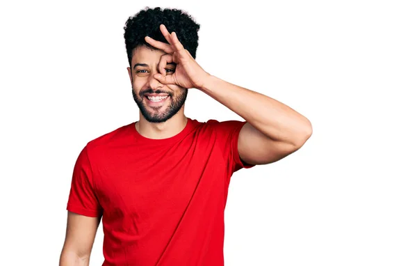 Jeune Homme Arabe Avec Barbe Portant Shirt Rouge Décontracté Faisant — Photo