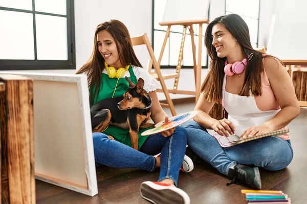 Dois Estudantes Pintura Latina Sorrindo Pintura Feliz Sentado Chão Com — Fotografia de Stock