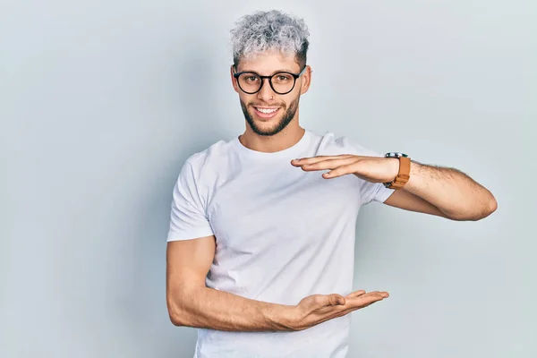 Jonge Latijns Amerikaanse Man Met Modern Geverfd Haar Wit Shirt — Stockfoto