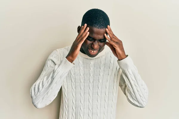 ストレスのため 若いアフリカ系アメリカ人の男性の頭の上に手でカジュアルな服を着て 片頭痛 — ストック写真