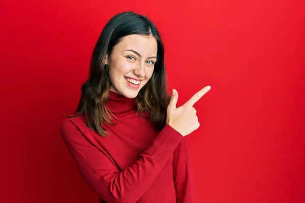 Mujer Morena Joven Con Jersey Cuello Alto Sonriendo Alegre Señalando —  Fotos de Stock