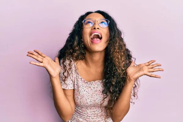 Ung Latinamerikansk Kvinna Casual Kläder Och Glasögon Firar Galen Och — Stockfoto