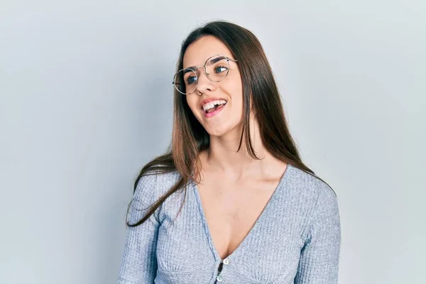Jovem Adolescente Morena Vestindo Camisola Casual Óculos Olhando Para Lado — Fotografia de Stock