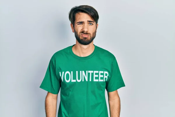 Jovem Hispânico Vestindo Camiseta Voluntária Deprimida Preocupada Com Angústia Chorando — Fotografia de Stock