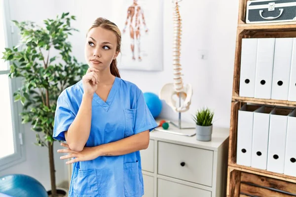 Ung Kaukasisk Kvinna Som Arbetar Smärta Återhämtning Klinik Med Hand — Stockfoto