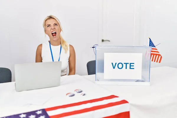 Young Caucasian Woman America Political Campaign Election Angry Mad Screaming — Stock Photo, Image