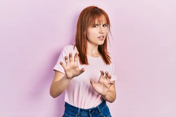 Ruiva Jovem Mulher Vestindo Casual Rosa Shirt Expressão Enojada Descontente — Fotografia de Stock