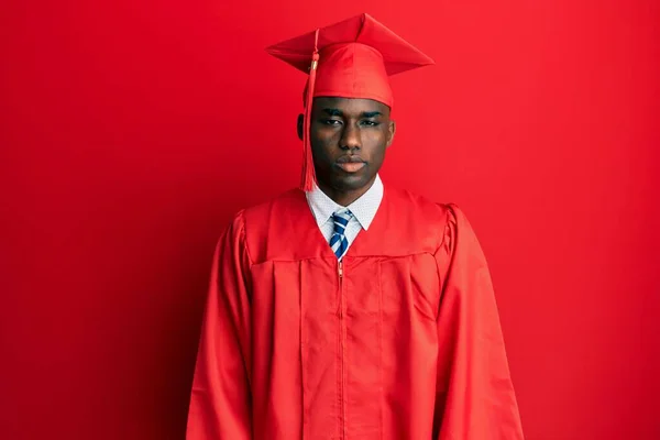 Ung Afrikansk Amerikan Man Bär Examen Mössa Och Ceremoni Mantel — Stockfoto