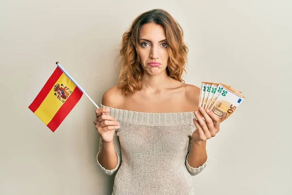 Jonge Blanke Vrouw Die Vlag Van Spanje Eurobankbiljetten Vasthoudt Depressief — Stockfoto