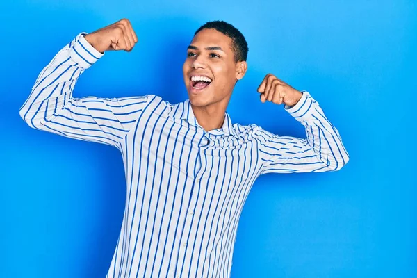 Mladý Afroameričan Neformálním Oblečení Pyšně Usmívajícími Svaly Rukou Fitness Koncept — Stock fotografie