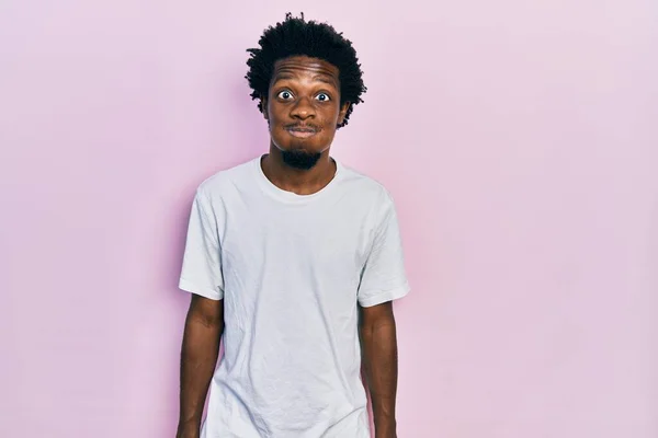 Junger Afrikanisch Amerikanischer Mann Lässigem Weißem Shirt Mit Wangen Und — Stockfoto