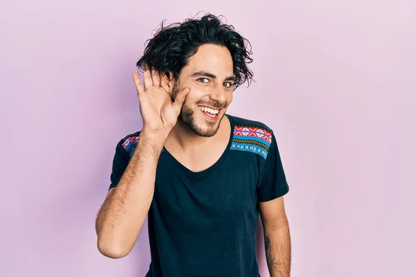 Bonito Homem Hispânico Vestindo Camiseta Casual Sorrindo Com Mão Sobre — Fotografia de Stock