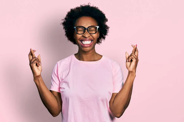 Mujer Afroamericana Con Cabello Afro Vistiendo Ropa Casual Gafas Haciendo — Foto de Stock