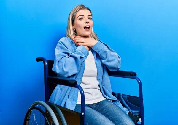 Beautiful Caucasian Woman Sitting Wheelchair Shouting Suffocate Because Painful Strangle — Stock Photo, Image