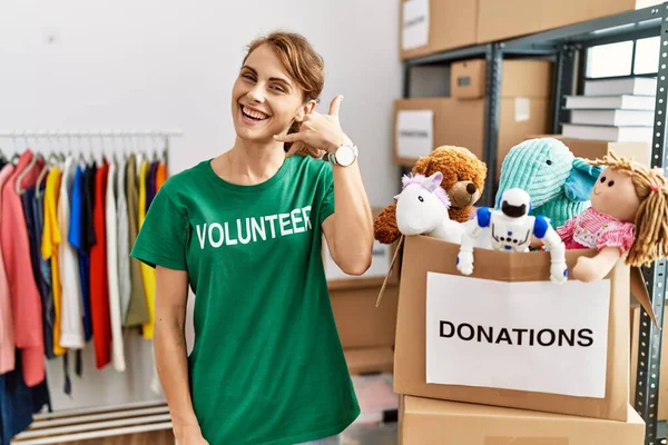 Mulher Branca Bonita Vestindo Shirt Voluntária Doações Ficar Sorrindo Fazendo — Fotografia de Stock