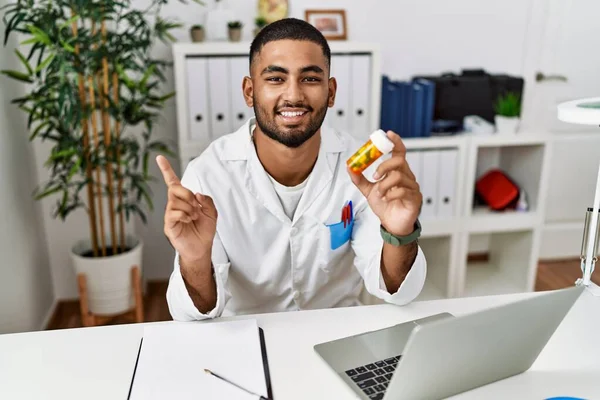Молодий Індійський Лікар Тримає Рецептом Таблетки Посміхаючись Щасливим Вказуючи Рукою — стокове фото