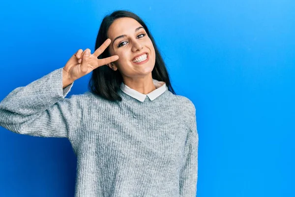 Junge Hispanische Frau Lässiger Kleidung Trägt Friedenssymbol Mit Den Fingern — Stockfoto