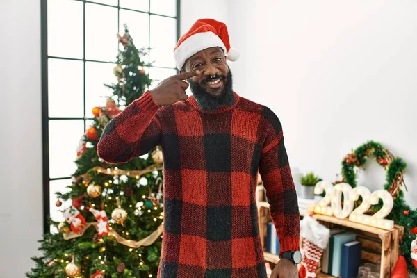 Африканский Американец Шляпе Санта Клауса Стоящий Рождественской Елки Указывая Пальцем — стоковое фото