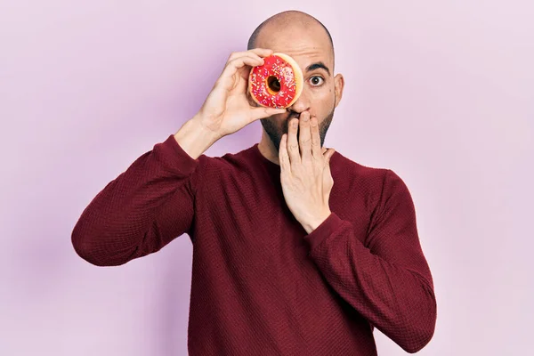 Genç Kel Adam Gözünün Üstüne Renkli Donut Tutarak Ağzını Eliyle — Stok fotoğraf