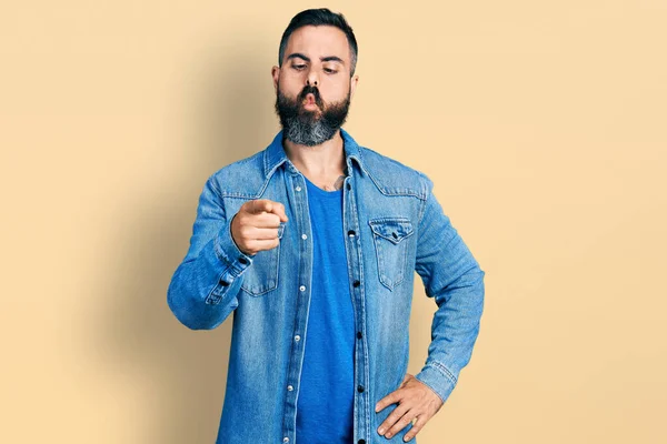 Homem Hispânico Com Barba Apontando Com Dedo Para Câmera Fazendo — Fotografia de Stock