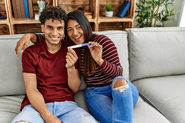 Молода Латинська Пара Посміхається Щасливий Тест Вагітність Сидить Дивані Вдома — стокове фото