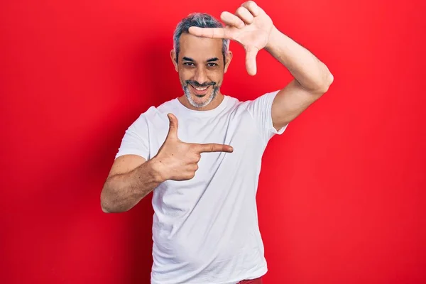 Hombre Guapo Mediana Edad Con Pelo Gris Con Camiseta Blanca — Foto de Stock