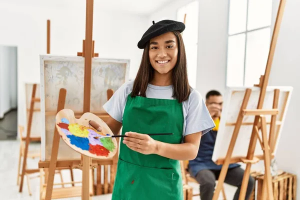 Joven Pareja Hispana Dibujando Estudio Arte Mujer Sonriendo Feliz Sosteniendo —  Fotos de Stock