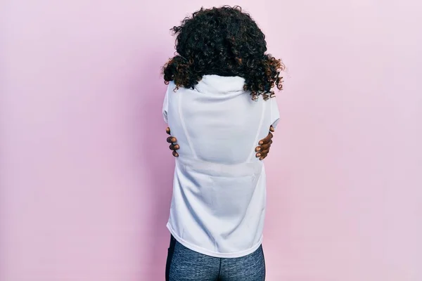 Ung Afrikansk Amerikansk Kvinna Bär Sportkläder Och Handduk Krama Sig — Stockfoto