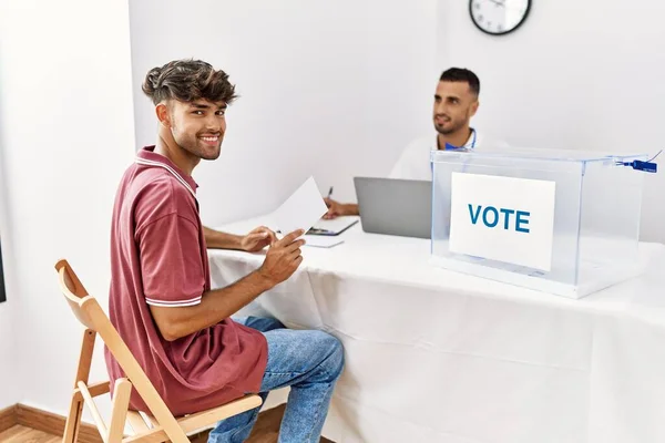 Jonge Latijns Amerikaanse Kiezer Lacht Blij Met Stemrecht Kiescentrum — Stockfoto