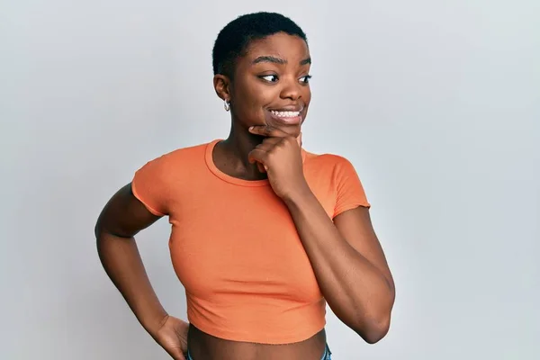 Jonge Afro Amerikaanse Vrouw Draagt Casual Oranje Shirt Met Hand — Stockfoto