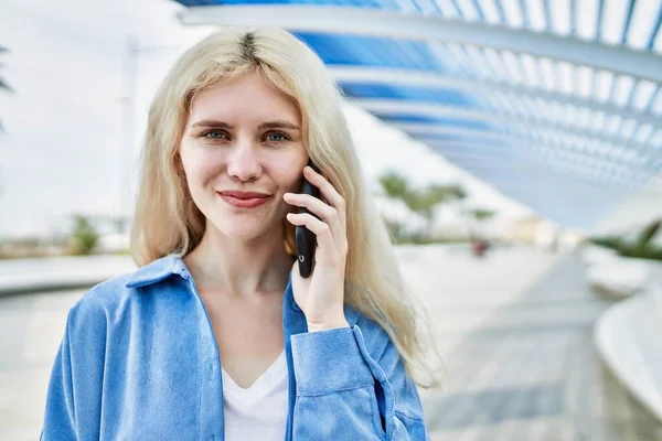 Junge Blonde Frau Einem Sonnigen Tag Freien Telefoniert — Stockfoto