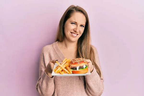 Jeune Femme Blonde Mangeant Burger Classique Savoureux Avec Des Frites — Photo