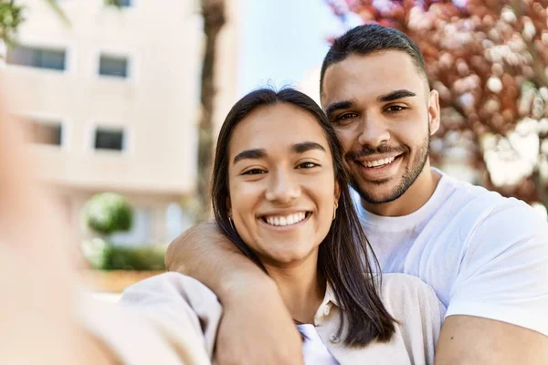 若いですラテンカップル笑顔幸せと巨大作りセルフィーによってザ カメラによって街 — ストック写真