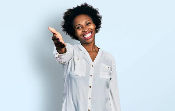 Afroamerikanerin Mit Afro Haaren Trägt Legeres Weißes Shirt Und Lächelt — Stockfoto