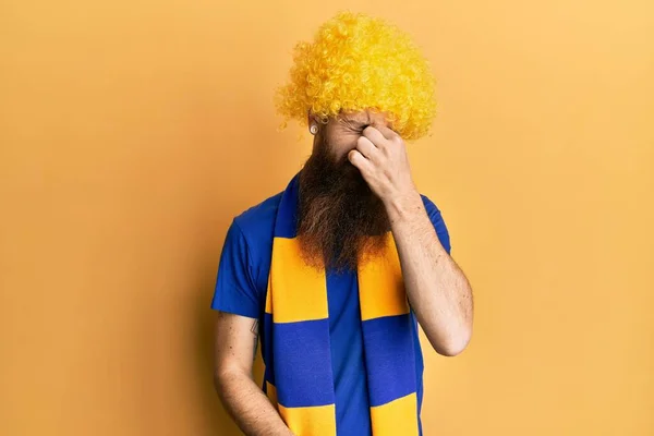 Homem Ruivo Com Barba Longa Futebol Jogo Torcida Hooligan Vestindo — Fotografia de Stock