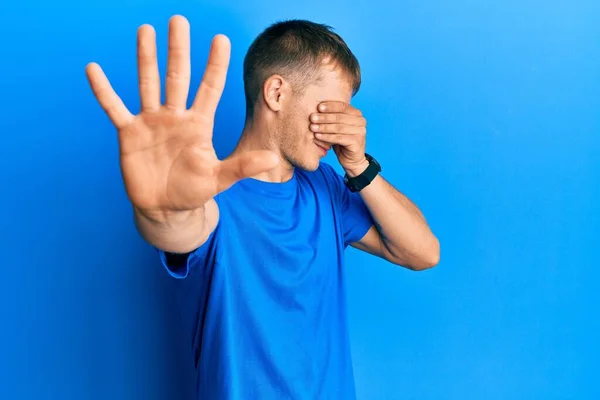 Giovane Uomo Caucasico Indossa Casual Shirt Blu Che Copre Gli — Foto Stock