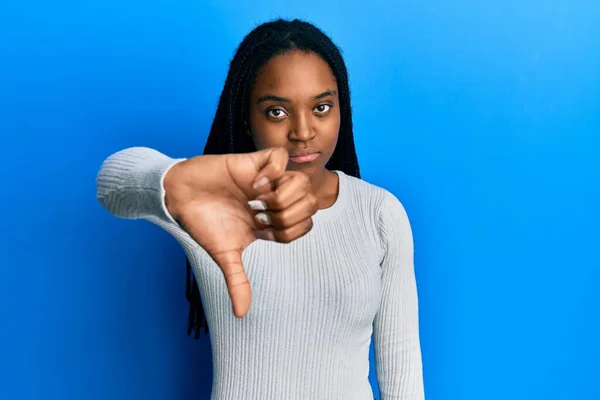 Afro Amerikaanse Vrouw Met Gevlochten Haar Draagt Casual Witte Trui — Stockfoto