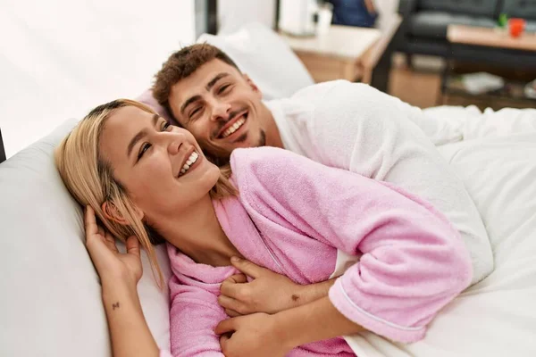 Jovem Casal Caucasiano Sorrindo Feliz Abraçando Deitado Cama Casa — Fotografia de Stock