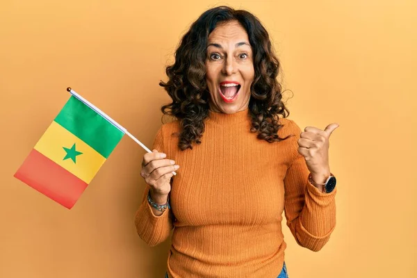 Middelbare Leeftijd Spaanse Vrouw Met Senegal Vlag Wijzen Duim Naar — Stockfoto