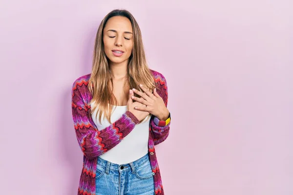 Wanita Hispanik Cantik Mengenakan Jaket Berwarna Tersenyum Dengan Tangan Dada — Stok Foto